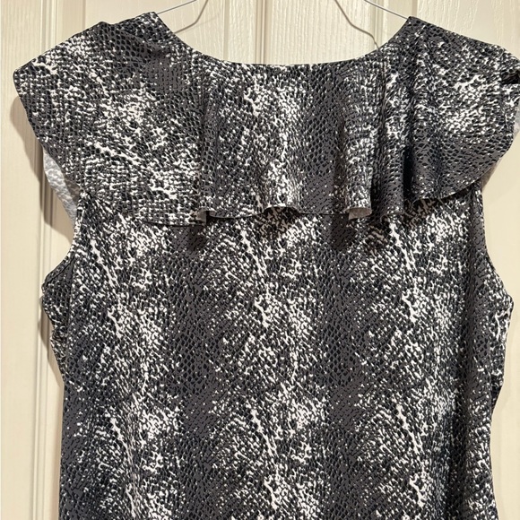 🌸BUY 3 for $15🌸 Reitmans dressy tank, size XL - Picture 4 of 4